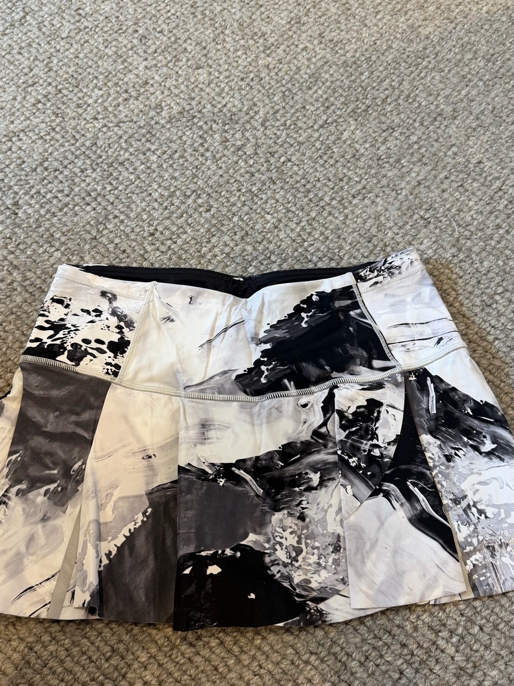 Vintage lululemon Black & White Abstract Print Pleated Skort